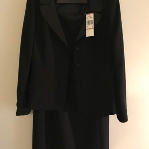 Brand New, 2 piece  Le Suit.  Size 12